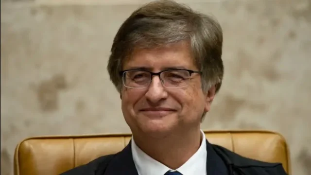 Fica em casa