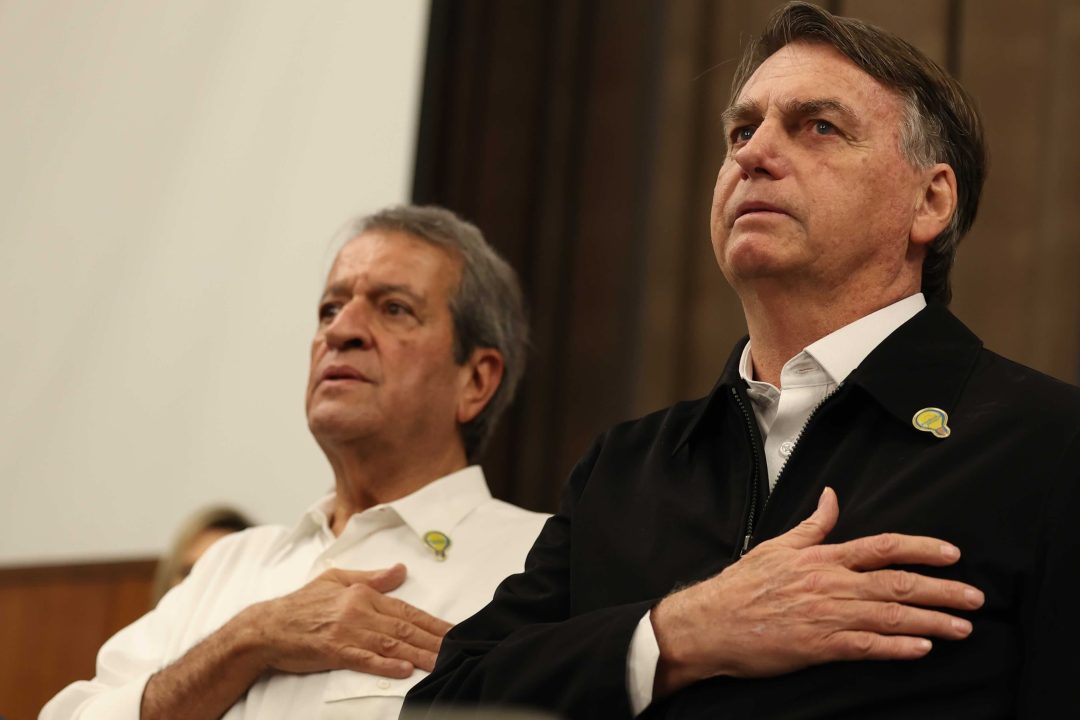 Com os pés no golpismo