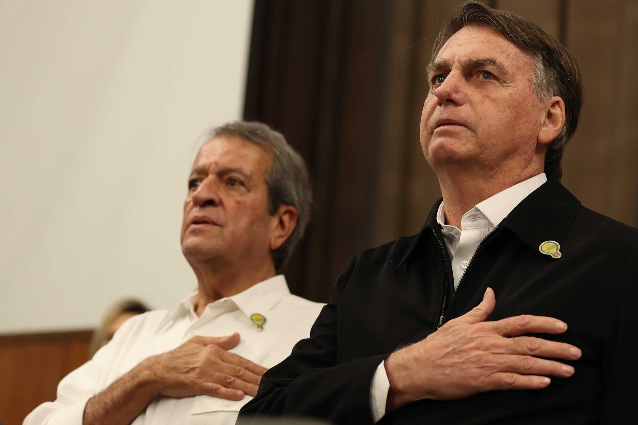 Com os pés no golpismo