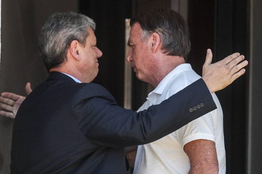 Tarcísio x Eduardo Bolsonaro