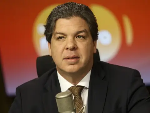 Desliga a rádio