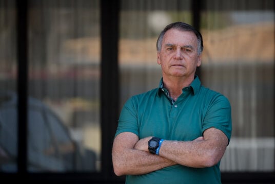 Em casa, mas sem armas