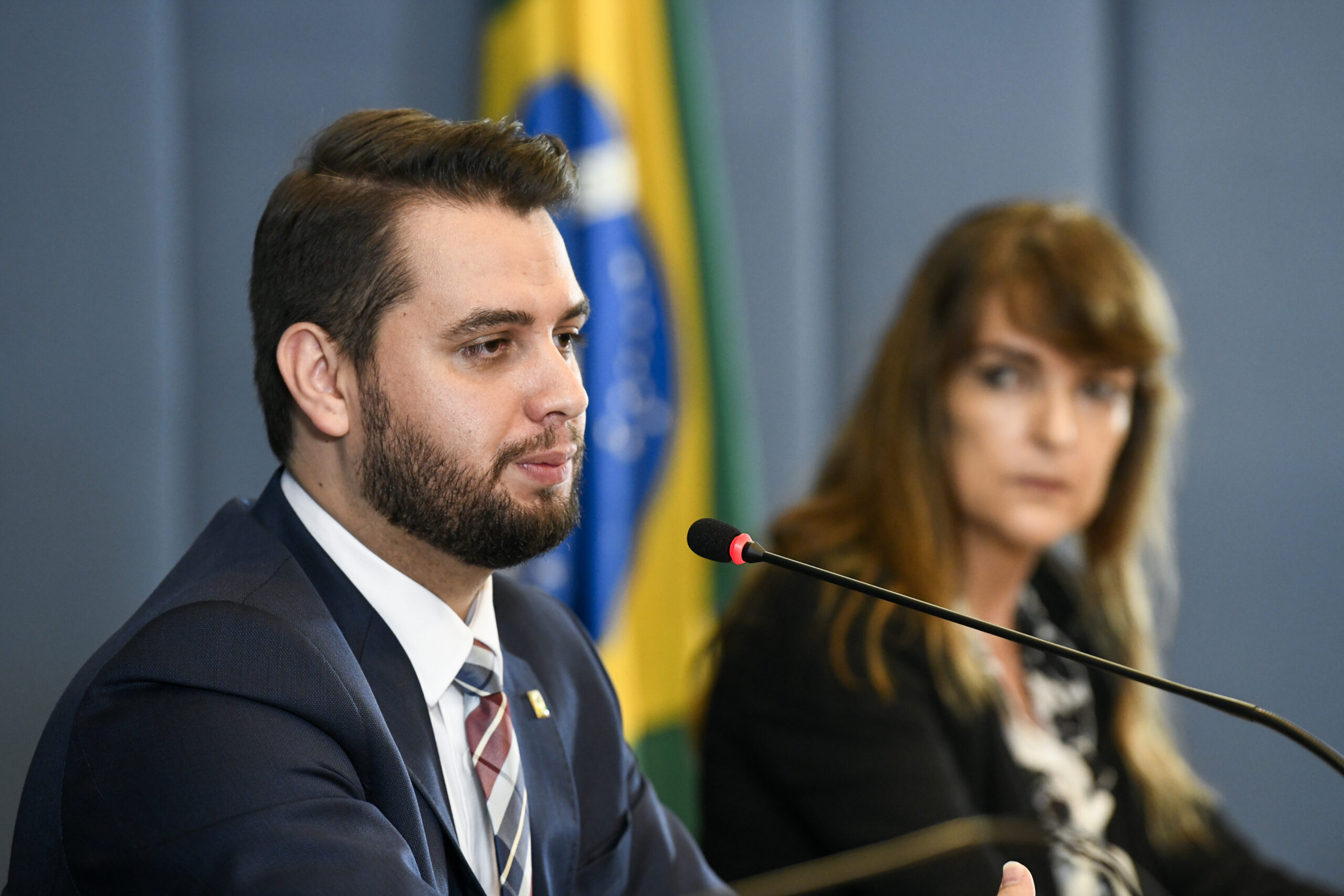 LinkedIn com tornozeleira