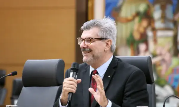 Afastado e sem penduricalhos