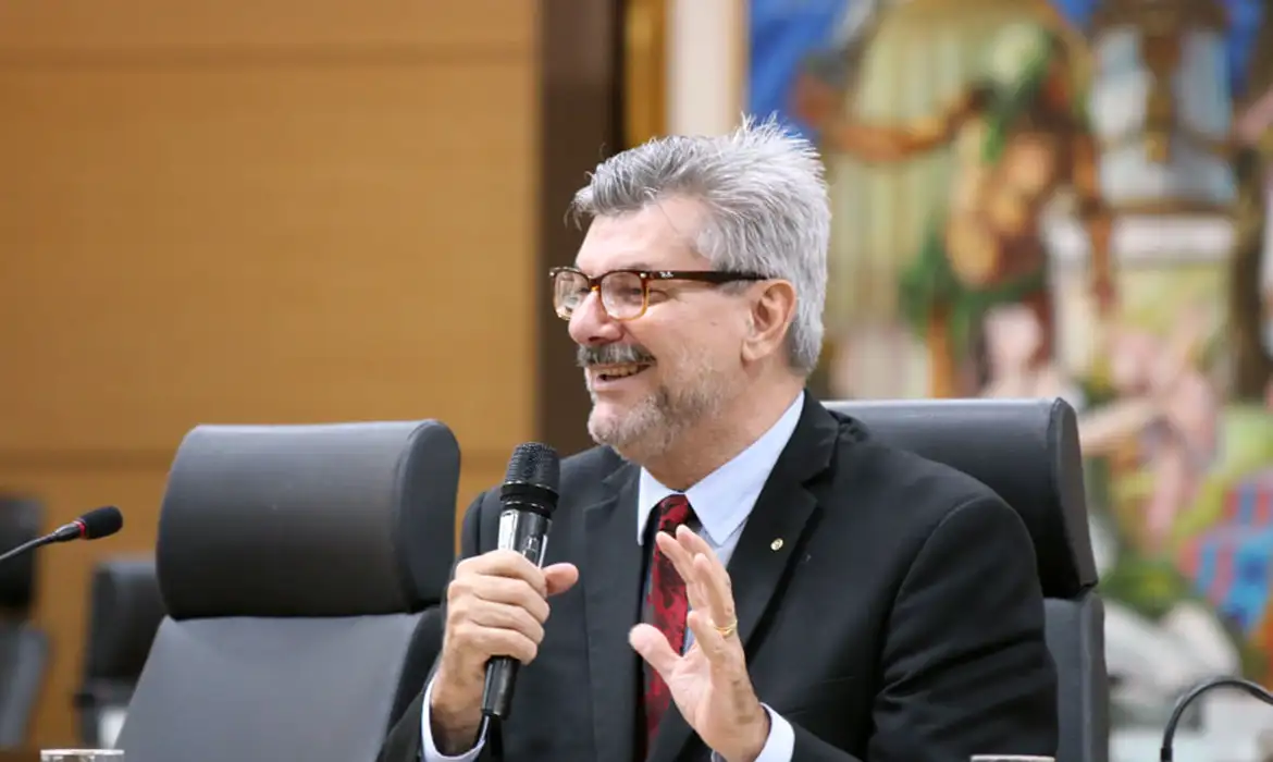 Afastado e sem penduricalhos