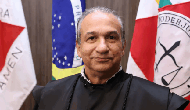 Desembargador afastado