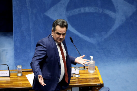 Espera um pouco, Ciro
