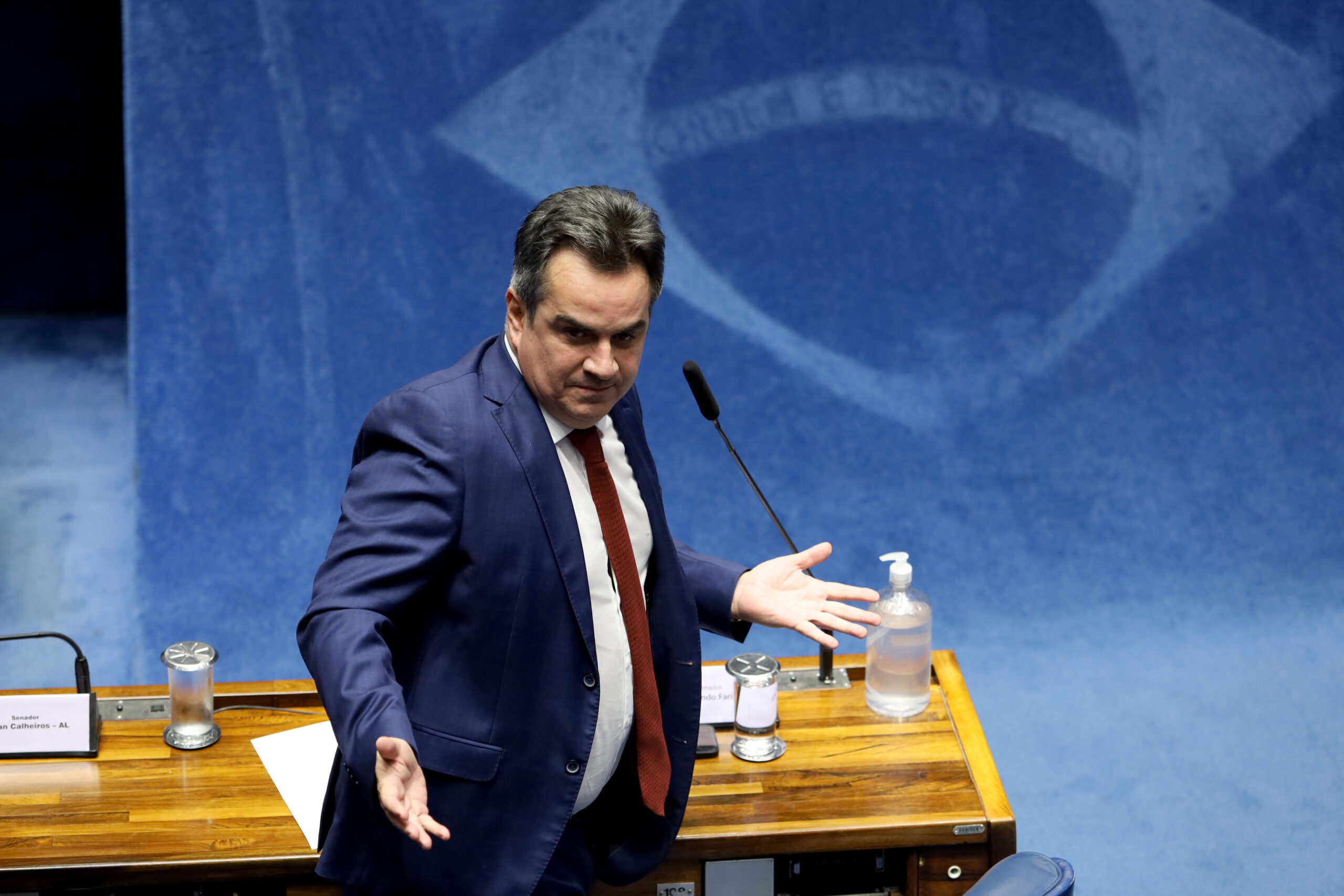 Espera um pouco, Ciro