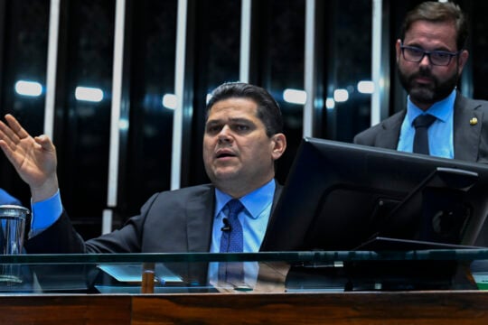 Sem acordo, com sessão