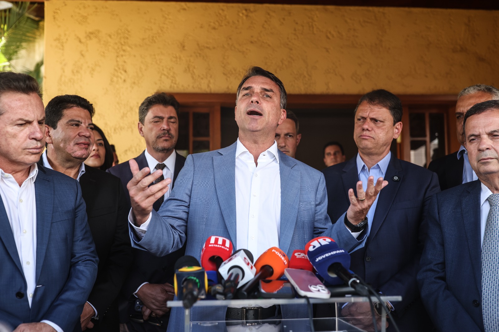 Cargos na mesa